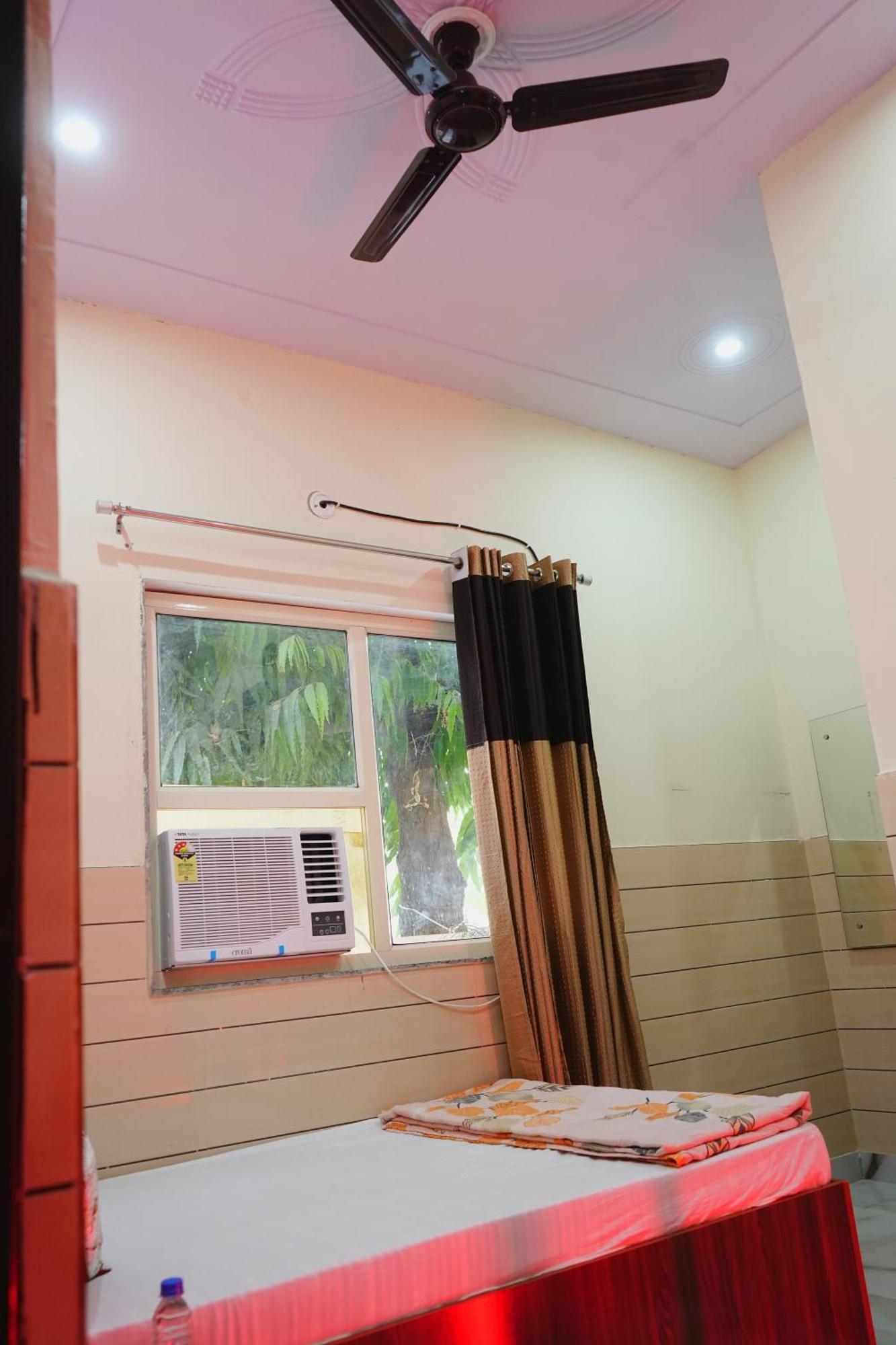 Walkinn Homestay Near Taj Mahal Homestay